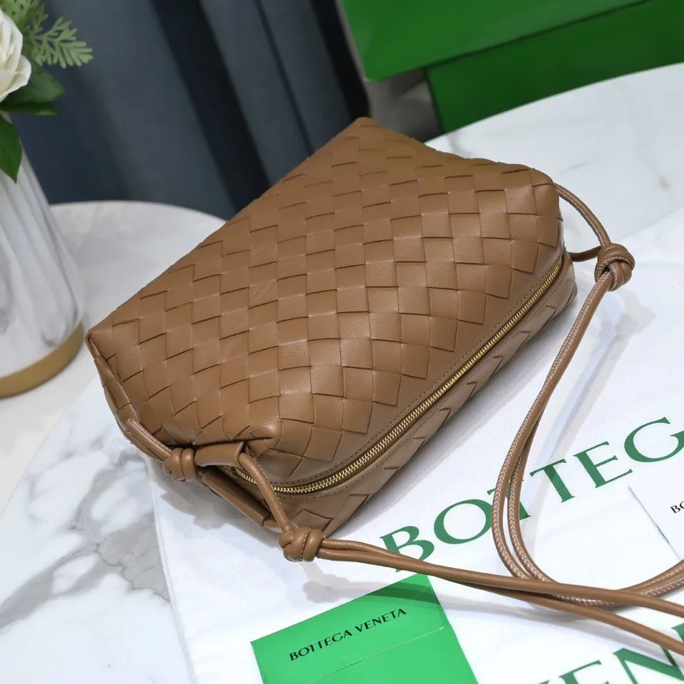 Batch 1260 B's new large Loop camera bag is here🔥Classic woven logo✅ The bag body is made of selected original sheepskin. The texture is soft and waxy. The simple square body is classic and versatile. The interior design is very practical. It has a lot of space and has an adjustable iconic leather drawstring. It can be said to be both elegant and practical. The design is very simple and elegant, with a kind of literary retro style. Size 22x15x8, model: 6684#